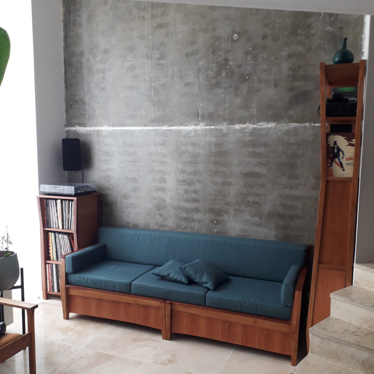 Zithoek met muziek-en boekenkast